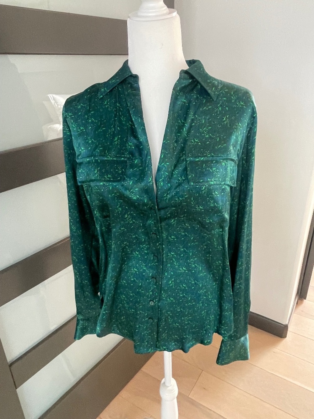 NWT Gold Hawk 100% Silk Emerald Green Floral Utility Blouse S